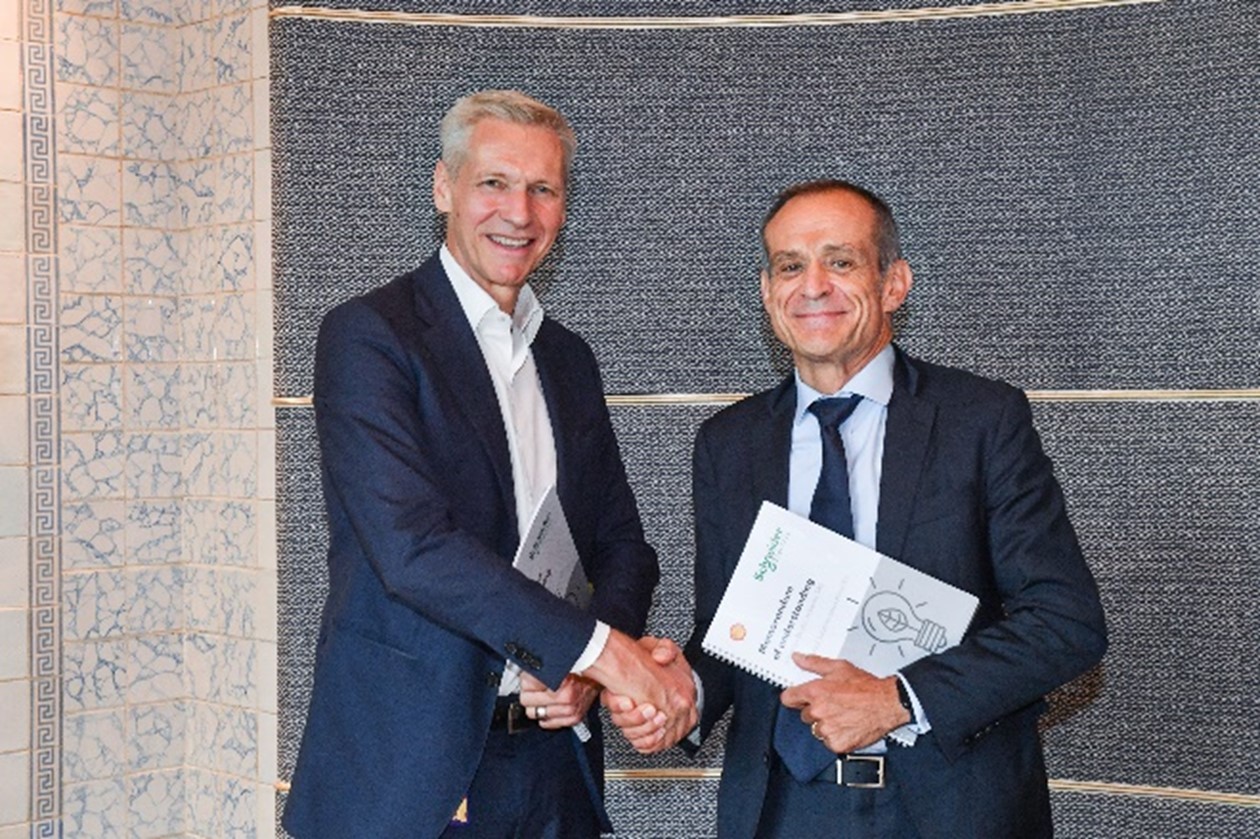 Harry Brekelmans, projects & technology director at Shell (left) and Jean-Pascal Tricoire, Chairman and CEO at Schneider Electric, formalizing the global strategic alliance.