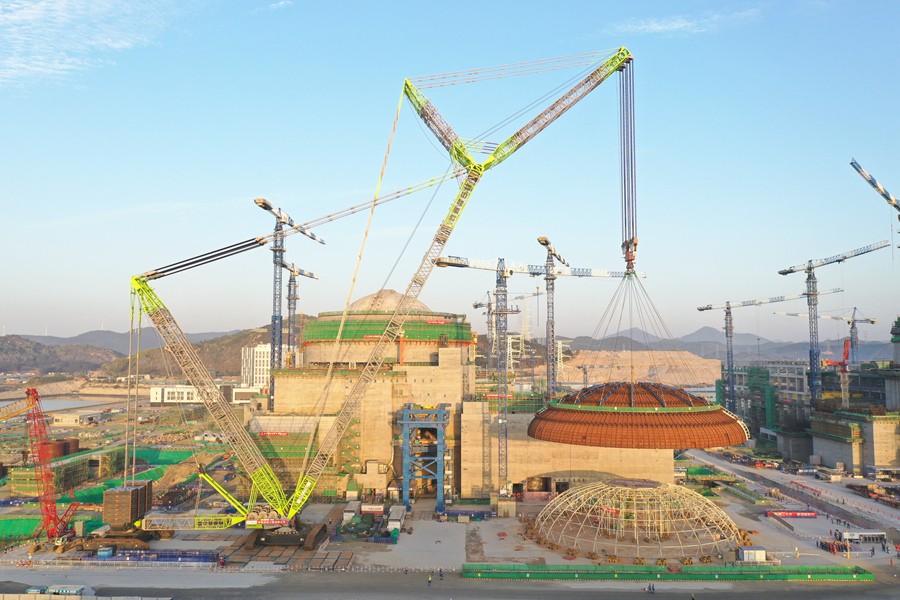 Heavy-lift crane installs outer dome at Zhangzhou 1 nuclear power plant in China.